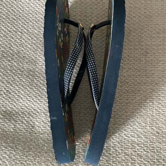 Tory Burch thin women’s flip flops, navy blue, polka dots and floral, size 8 - Picture 6 of 9